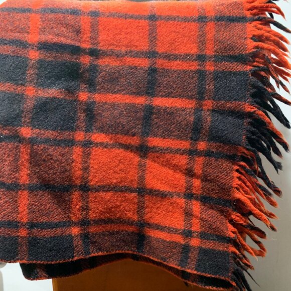 VINTAGE SOFT WOOL RED & BLACK PLAID FRINGE BLANKET THROWS - Picture 9 of 9